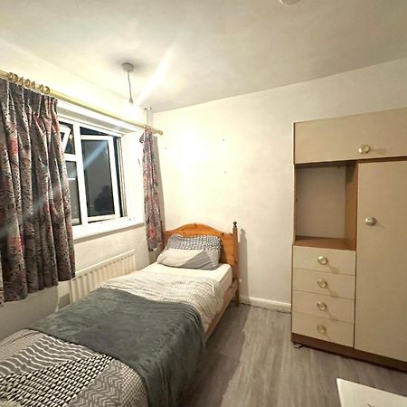 Stevenage Town Centre Hostel - Budget Single Room Kültér fotó