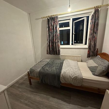 Stevenage Town Centre Hostel - Budget Single Room Kültér fotó