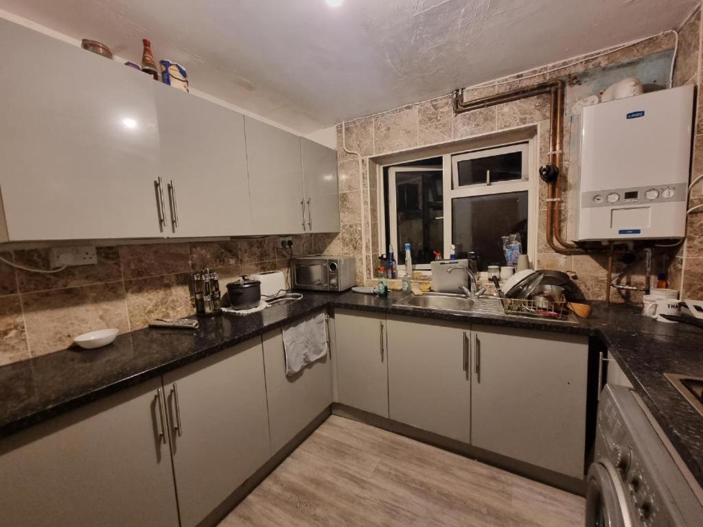 Stevenage Town Centre Hostel - Budget Single Room Kültér fotó