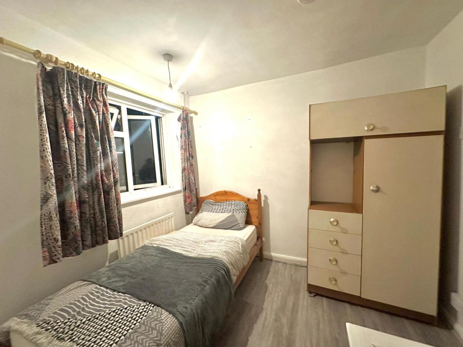 Stevenage Town Centre Hostel - Budget Single Room Kültér fotó